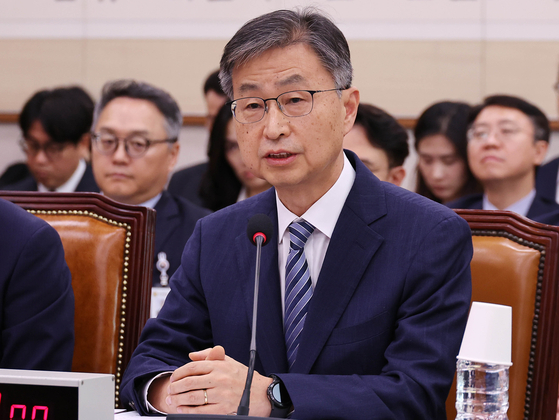監査院の崔載海院長が１日に国会で開かれた法制司法委員会全体会議で議員の質疑に答えている。イム・ヒョンドン記者
