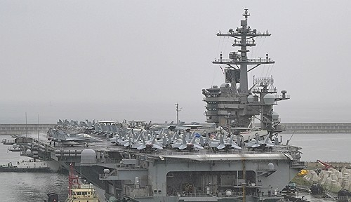 釜山（プサン）海軍基地の米海軍空母「セオドア・ルーズベルト」　写真＝海軍作戦司令部