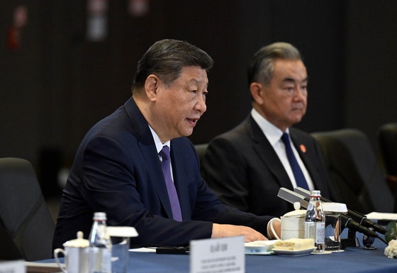 ６月１６日、中国外交部の王毅部長（右）が習近平国家主席（左）と共にカザフスタン・アスタナで開かれた第２回中国・中央アジア５カ国首脳会談に出席したときの様子。［写真　ＥＰＡ］