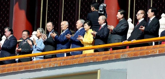２０１５年９月３日、中国北京天安門広場で開かれた戦勝節行事に朴槿恵（パク・クネ）元大統領が出席した様子。［写真　青瓦台写真記者団］