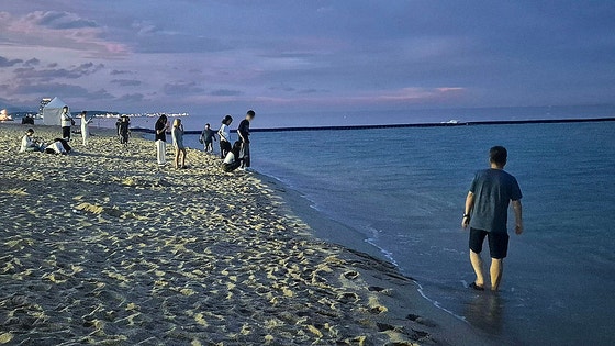 先月３０日午後８時ごろ、江原道江陵市の鏡浦（キョンポ）海水浴場を訪れた市民や行楽客らが暑さを凌いでいる。［写真　ニュース１］　