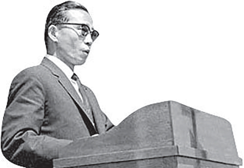   １９６４年蔚山石油精製工場竣工式で演説している朴正熙大統領。［写真　国家記録院］