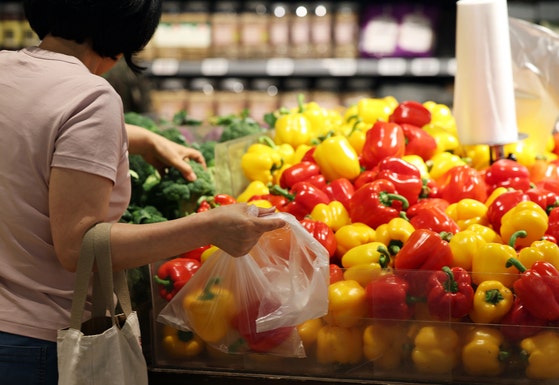 先月３０日、ソウル市内の大型マートで顧客が野菜を購入している。［写真　ニュース１］