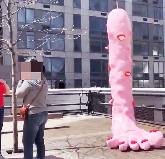 米国マンハッタンに設置されたピンク色の造形物。［Ｘ　キャプチャー］