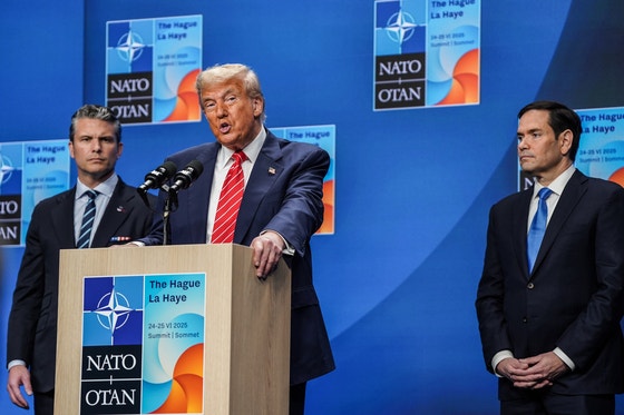 先月２５日にオランダで開かれたＮＡＴＯ首脳会議で記者会見するトランプ米大統領。［写真　新華社＝聯合ニュース］