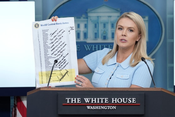米ホワイトハウスのキャロライン・レビット報道官が６月３０日、ドナルド・トランプ大統領がＦＲＢのジェローム・パウエル議長に対して書いたメモを持っている。「いつもと同じように遅すぎだ。金利を下げなければならない」という内容だ。［写真　ＡＰ＝聯合ニュース］