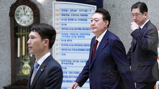 被疑者身分で内乱特検調査を受けた尹錫悦（ユン・ソクヨル）前大統領が２９日、瑞草区（ソチョグ）ソウル高検庁庁舎を出ている。［聯合ニュース］