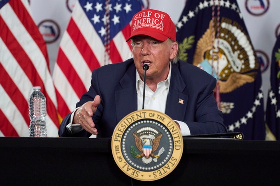 米国のドナルド・トランプ大統領が１日、フロリダ州オチョピーに位置した不法移民者臨時拘禁施設で開かれたラウンドテーブル会議で発言している。［写真　ＡＰ＝聯合ニュース］