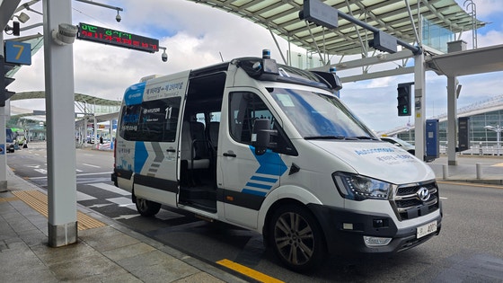 現代自動車は仁川空港公社と協力し、仁川空港第１ターミナルと第２ターミナル間の１５キロメートル区間にロボシャトルを運行する。イ・スジョン記者