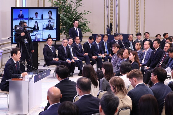 ３日、韓国の李在明（イ・ジェミョン）大統領就任３０日を迎えて青瓦台（チョンワデ）迎賓館で開かれた「大統領の３０日、言論が尋ねて国民に答える」会見場に室長・首席・秘書官など大統領室参謀が同席している。［写真　大統領室写真記者団］
