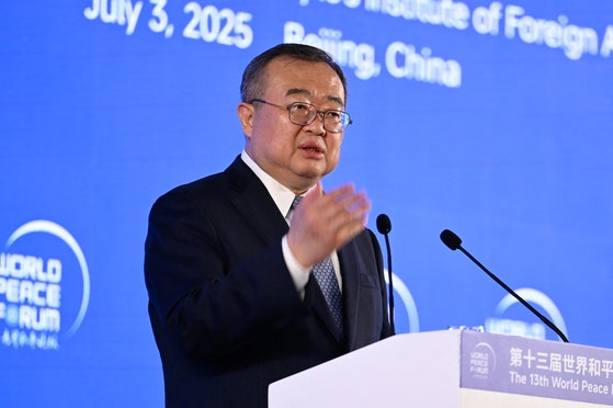 ３日、中国共産党中央対外連絡部長の劉建超氏が第１３回世界平和フォーラムで米国の力による平和論理に反論している。［写真　ＡＦＰ＝聯合ニュース］