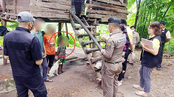   救助された８歳の少年［写真　カオソットのホームページ＝聯合ニュース］