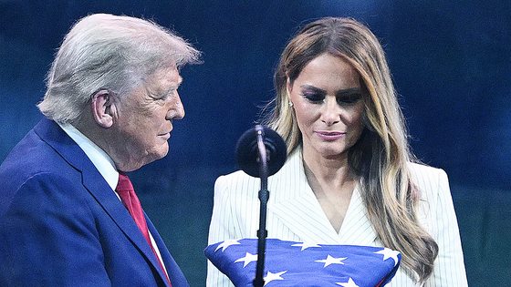 ドナルド・トランプ米大統領と妻のメラニア夫人。［写真　ＡＦＰ＝聯合ニュース］