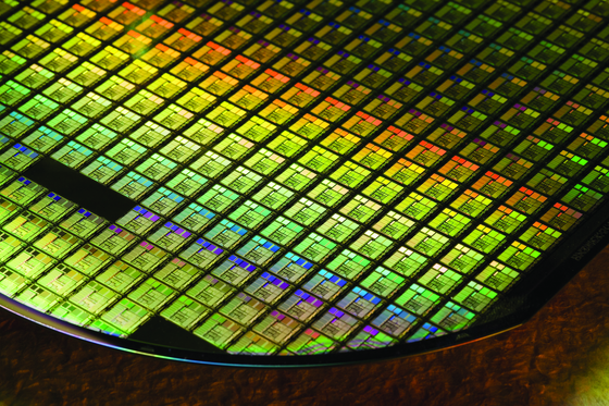 ３００ミリ（１２インチ）ウェハーの上に工程を終えた半導体チップが作られている。　［写真　ＴＳＭＣ］