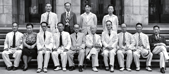 １９４８年８月５日、初の国務会議を終えた大韓民国政府初代内閣。無任所長官２人〔チ・チョンチョン、李允栄（イ・ユンヨン）〕は写真から除外された。前列左から銭鎮漢（チョン・ジンハン）、任永信（イム・ヨンシン）、安浩相（アン・ホサン）、李仁（イ・イン）、李範奭（イ・ボムソク）、李承晩（イ・スンマン）、尹致暎（ユン・チヨン）、金度演（キム・ドヨン）、曺奉巌（チョ・ボンアム）、張沢相（チャン・テクサン）。後列左から尹錫亀（ユン・ソクグ）、キム・ドンソン、ミン・ヒシク、兪鎮午（ユ・ジンオ）。［写真　李承晩研究院］
