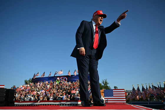 トランプ米大統領が３日（現地時間）、アイオワ州で開かれた米国独立２５０周年行事で演説している。トランプ大統領は４日から関税率通知書簡を発送すると明らかにした。　［ＡＦＰ＝聯合ニュース］