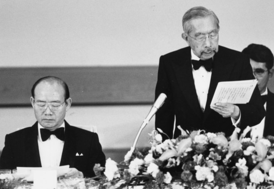 １９８４年９月６日、日本を訪問した全斗煥大統領が初日の晩餐で昭和天皇の演説を聞いている。［中央フォト］