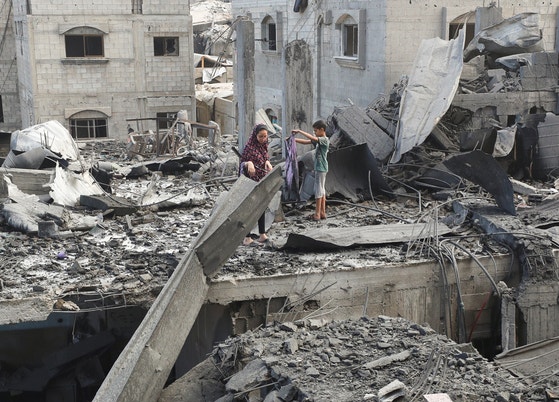 イスラエルの爆撃で廃虚となったガザ地区の建物。［写真　ロイター＝聯合ニュース］
