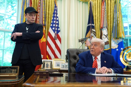 トランプ大統領（右）が５月３０日にホワイトハウスでイーロン・マスク氏と記者会見している。［写真　ＡＰ＝聯合ニュース］