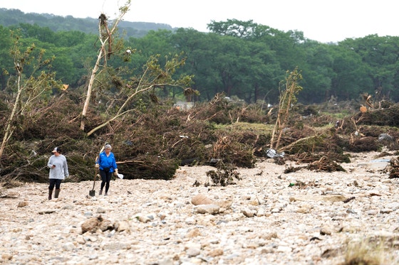 ６日（現地時間）、大雨で氾濫した米テキサス州グアダルーペ川の近くで人々が生存者を探している。［写真　ＡＰ＝聯合ニュース］