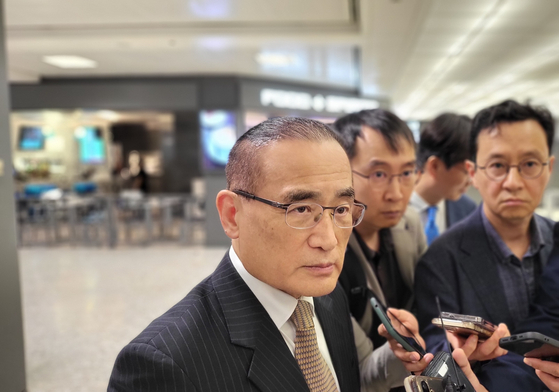 ６日（現地時間）、米国ワシントンＤ．Ｃ．近郊のダラス国際空港に到着した韓国の魏聖洛国家安保室長が空港入国フロアで韓国の取材陣と会って対話をしている。［写真　ニュース１］