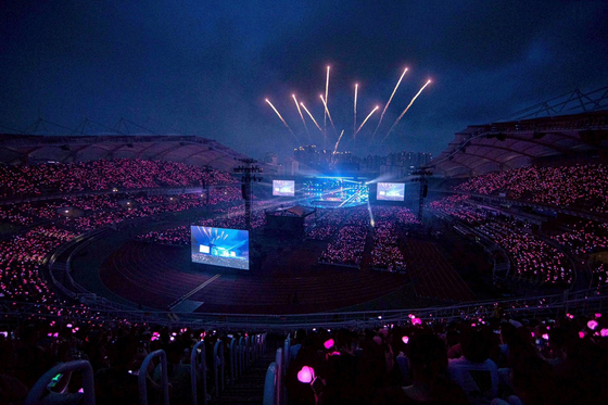 ＢＬＡＣＫＰＩＮＫは両日、京畿道高陽総合運動場のメインスタジアムを埋め尽くした約７万８０００人の観客とともにワールドツアーの出発を知らせた。［写真　ＹＧエンターテインメント］