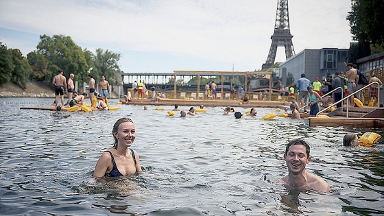 約１００年ぶりに公共プールになったフランスのセーヌ川で市民たちが遊泳を楽しんでいる。［写真　ＡＰ＝聯合ニュース］