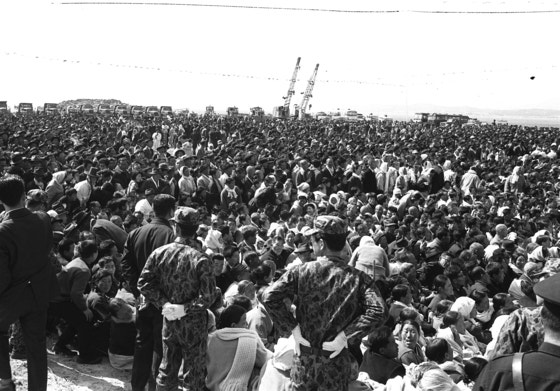 １９７１年３月１９日に開かれた古里原発１号機の起工式に住民１万人余りが殺到した。笠をかぶって道服を着た高齢者もみられる。［写真　韓国電力］