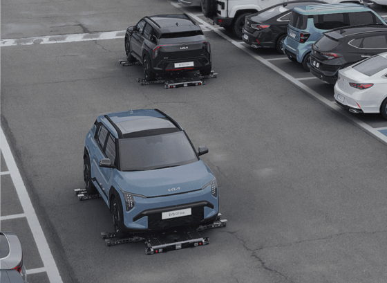 現代自動車グループが公開した「起亜ＥＶ３バレーパーキング技術ＰＲ動画」には駐車ロボットが速いスピードでＥＶ３を自動駐車する姿が収録されている。この動画は実際の駐車ロボット技術をベースに人工知能（ＡＩ）を使った動画だ。［写真　現代自動車グループ］
