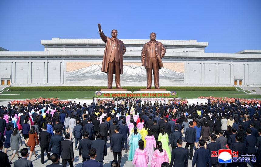 ４月１５日、北朝鮮の勤労者と人民軍将兵、青少年の学生が故金日成（キム・イルソン）主席と故金正日（キム・ジョンイル）銅像を訪れ、敬意を表示している。　［聯合ニュース］