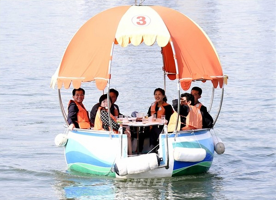 朝鮮新報は７日、平壌大同江で遊覧用ラウンドボート奉仕（サービス）が人気だと報じた。　［聯合ニュース］