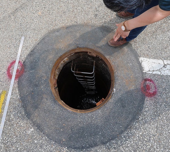 仁川（インチョン）のある道路のマンホールの中で地下汚・廃水管路の現況を調査していて行方不明になっていた５０代男性が７日、遺体で見つかった。［写真　聯合ニュース］