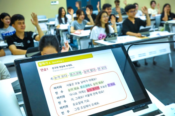 韓南大学の韓国語研修に参加した外国学生らが講師の質問に答えている。［写真　韓南大学］