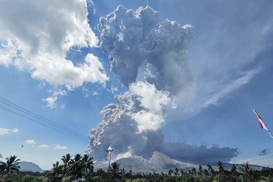   火山灰とガスを噴出しているレウォトビ火山［写真　ＡＰ＝聯合ニュース］