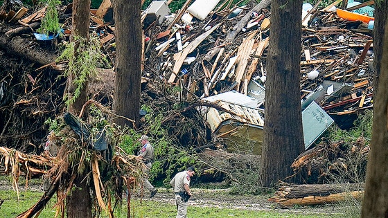 ５日（現地時間）、米テキサス州ハントで大雨が降った後、公務員たちがグアダルーペ川流域を注意深く捜索している。［写真　ＡＰ＝聯合ニュース］