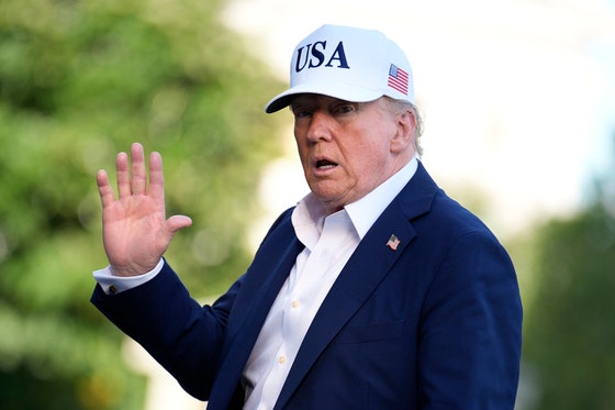 トランプ米大統領が６日、ホワイトハウスで取材陣に向け手を振っている。［写真　ＥＰＡ＝聯合ニュース］