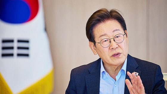 李在明（イ・ジェミョン）大統領が７日昼、ソウル竜山大統領室で金民錫（キム・ミンソク）首相と週次報告会議をしている。　大統領室