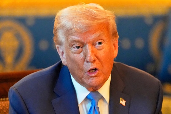 ７日（現地時間）、米ホワイトハウスで開かれたイスラエルのネタニヤフ首相との会談で演説するトランプ米大統領　［ＡＰ＝聯合ニュース］