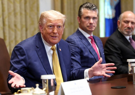 トランプ米大統領（左）が８日にホワイトハウスで開かれた閣議で発言するのをヘグセス国防長官（左から２人目）、ラトニック商務長官が聞いている。［写真　ロイター＝聯合ニュース］