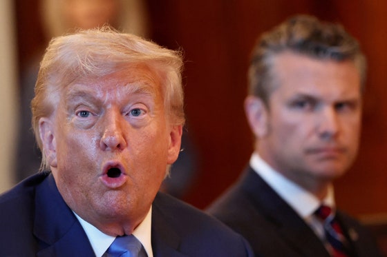 トランプ米大統領（左）が７日にホワイトハウスで開かれたイスラエルのネタニヤフ首相との夕食会の途中で発言している。右側はヘグセス米国防長官。［写真　ロイター＝聯合ニュース］