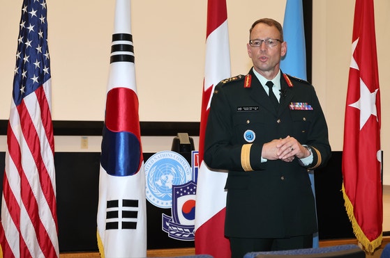 デリック・マッコーリー国連軍司令部副司令官が８日午前、京畿道平沢市キャンプハンフリーズ国連軍司令部本庁で開かれた創設７５周年記念行事で取材陣の質問に答えている。　［ニュース１］