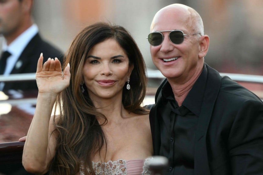 アマゾンの創業者ジェフ・ベゾス氏（右）と婚約者のローレン・サンチェス氏。