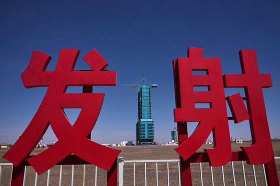 ４月２５日、中国甘粛省酒泉衛星発射センターの「発射」標識の後方で、有人宇宙船神舟２０号を搭載した長征２Ｆロケットが発射前に最後の整備をしている。　［ＡＰ＝聯合ニュース］
