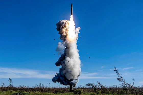 中国人民解放軍は昨年９月、太平洋海域で大陸間弾道ミサイル（ＩＣＢＭ）を発射した後、写真を公開した。　［ＡＦＰ＝聯合ニュース］