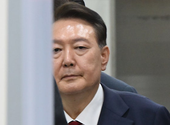 １２．３非常戒厳事態関連の内乱容疑がもたれている尹錫悦（ユン・ソクヨル）前大統領が９日、ソウル瑞草区（ソチョグ）ソウル中央地方法院（地裁）で拘束前被疑者審問（令状実質審査）を終えて裁判所を後にしている。［写真　聯合ニュース］