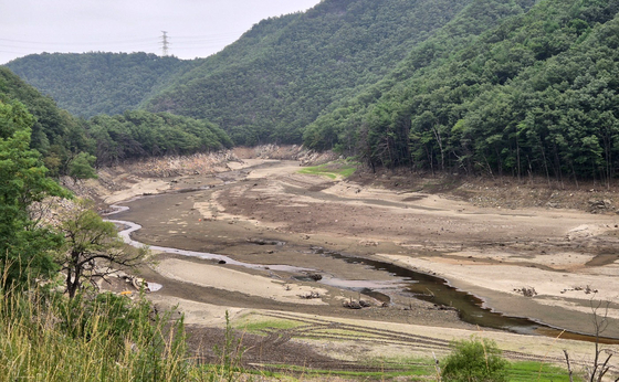 空梅雨で底が見える貯水池。［写真　ニュース１］