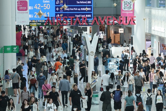 混雑する仁川（インチョン）国際空港第１ターミナル。［写真　聯合ニュース］