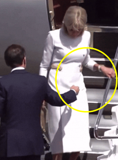 大統領専用機から先に降りたマクロン大統領は、続いて降りてくるブリジット夫人をエスコートしようと手を差し伸べたが、ブリジット夫人はそれを無視し、一人で手すりを掴んで階段を降りた。［写真　Ｘ］