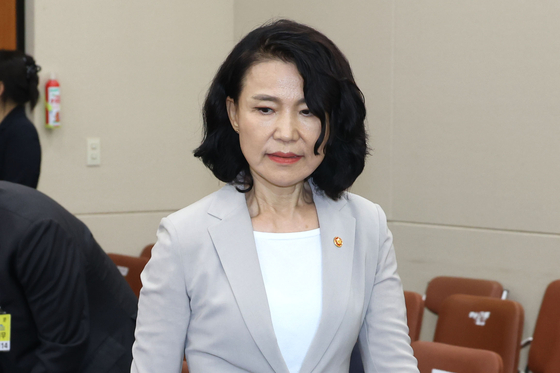 ７日午後、ソウル汝矣島（ヨイド）国会で開かれた科学技術情報放送通信委員会全体会議に出席した李真淑（イ・ジンスク）放送通信委員長　［写真　ニュース１］