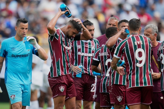 アル・ヒラルとのＦＩＦＡクラブＷ杯８強戦のクーリングブレイクで水分を補給するフルミネンセＦＣの選手　［ＡＰ＝聯合ニュース］